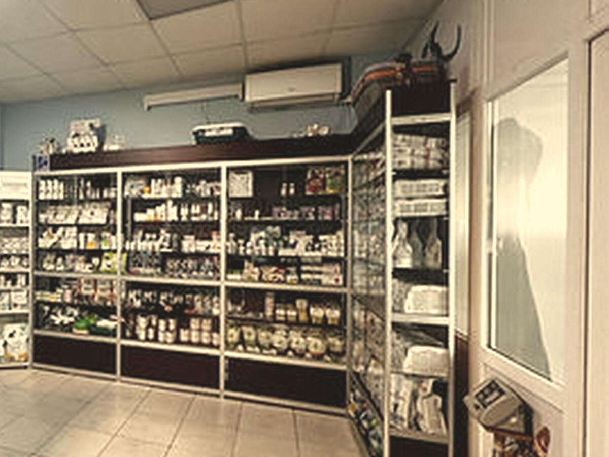 Полиці аптеки Supervet